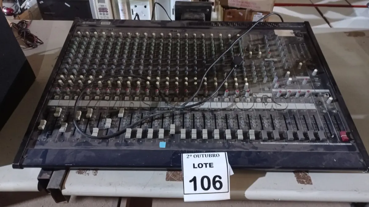 LOTE 106 - 01 MESA AMPLIFICADORA DE SOM COM FONTE. (NO ESTADO) ATENÇÃO! FAZER A VISITAÇÃO ANTES DE ARREMATAR, NÃO SABEMOS SE FUNCIONA. LEILÃO NÃO TEM GARANTIA E NEM DEVOLUÇÃO, SUJEITO A POSSÍVEIS AVARIAS VISÍVEIS/OCULTAS E/OU AUSÊNCIA DE COMPONENTES.
