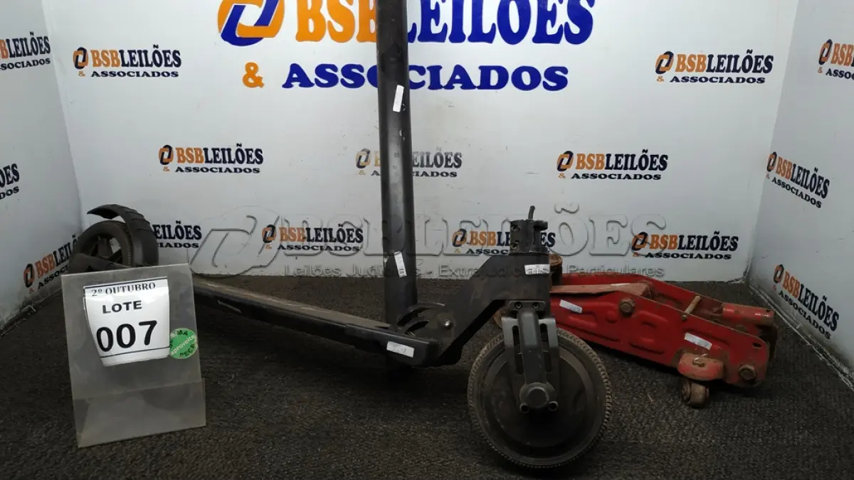 LOTE 007 - 01 PATINETE COM AVARIAS E 01 MACACO HIDRÁULICO. (NO ESTADO) ATENÇÃO! FAZER A VISITAÇÃO ANTES DE ARREMATAR, NÃO SABEMOS SE FUNCIONA, LEILÃO NÃO TEM GARANTIA E NEM DEVOLUÇÃO, SUJEITO A POSSÍVEIS AVARIAS VISÍVEIS/OCULTAS E/OU AUSÊNCIA DE COMPONENTES.