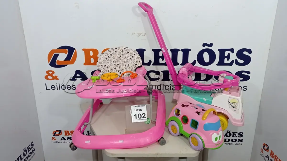 LOTE 102 - 01 ANDADOR DE CRIANÇA, 01 CARRINHO DE EMPURRAR E 01 CARRINHO DE BRINQUEDO. (NO ESTADO) ATENÇÃO! FAZER A VISITAÇÃO ANTES DE ARREMATAR, NÃO SABEMOS SE FUNCIONA, LEILÃO NÃO TEM GARANTIA E NEM DEVOLUÇÃO, SUJEITO A POSSÍVEIS AVARIAS VISÍVEIS/OCULTAS E/OU AUSÊNCIA DE COMPONENTES.