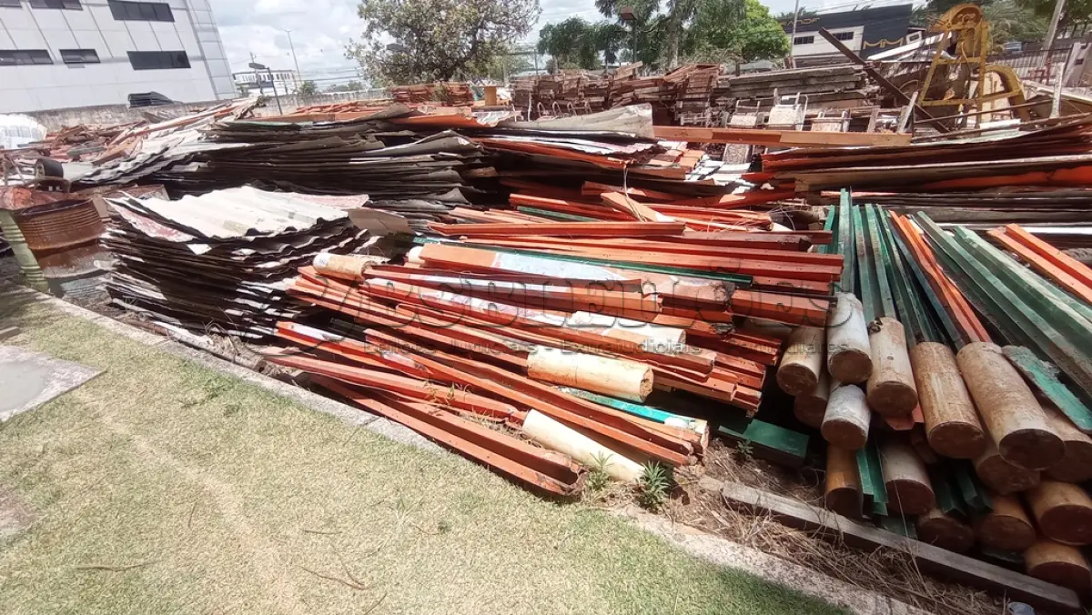 LOTE 592 - 01 LOTE COM TELHAS DE ZINCO QUE ERAM USADAS COMO TAPUME. (NO ESTADO) ATENÇÃO! FAZER A VISITAÇÃO ANTES DE ARREMATAR, NÃO SABEMOS SE FUNCIONA, LEILÃO NÃO TEM GARANTIA E NEM DEVOLUÇÃO, SUJEITO A POSSÍVEIS AVARIAS VISÍVEIS/OCULTAS E/OU AUSÊNCIA DE COMPONENTES.