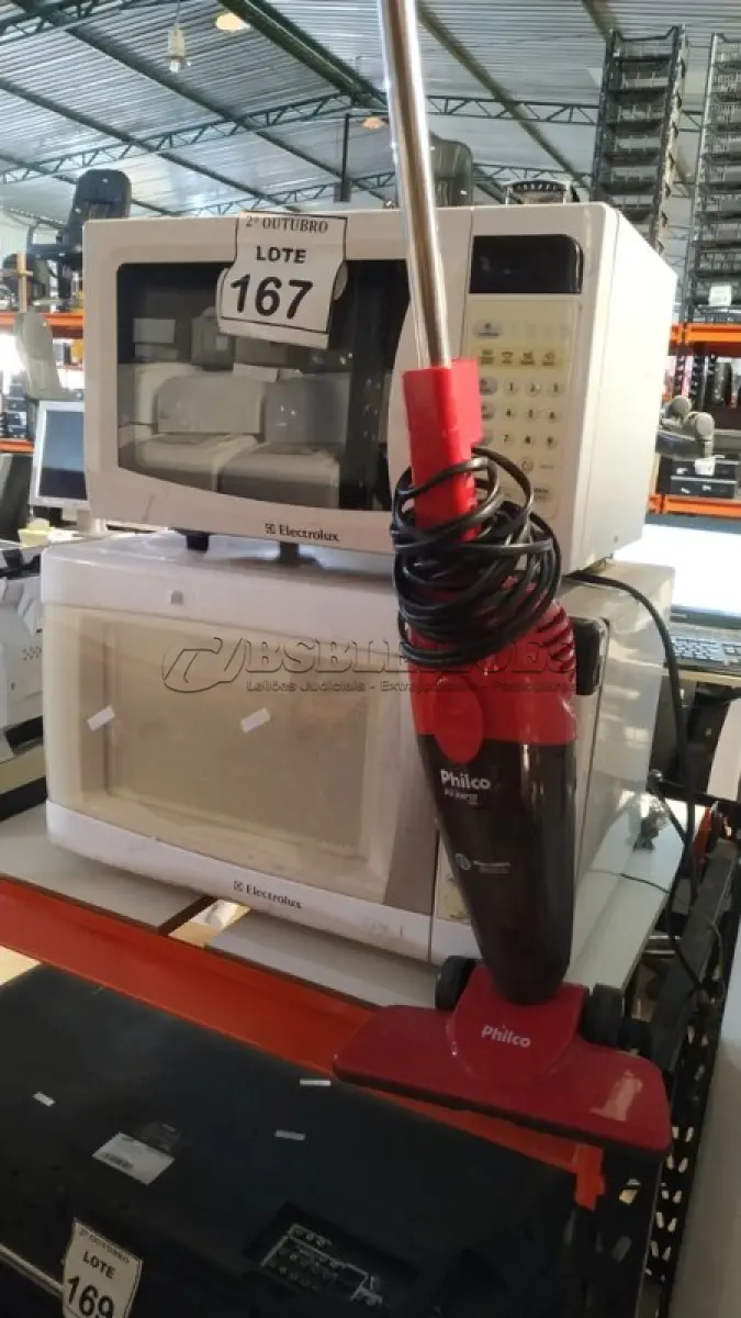 LOTE 167 - 02 MICRO-ONDAS MARCA ELECTROLUX E 01 ASPIRADOR DE PÓ MARCA PHILCO. (NO ESTADO) ATENÇÃO! FAZER A VISITAÇÃO ANTES DE ARREMATAR, NÃO SABEMOS SE FUNCIONA, LEILÃO NÃO TEM GARANTIA E NEM DEVOLUÇÃO, SUJEITO A POSSÍVEIS AVARIAS VISÍVEIS/OCULTAS E/OU AUSÊNCIA DE COMPONENTES.