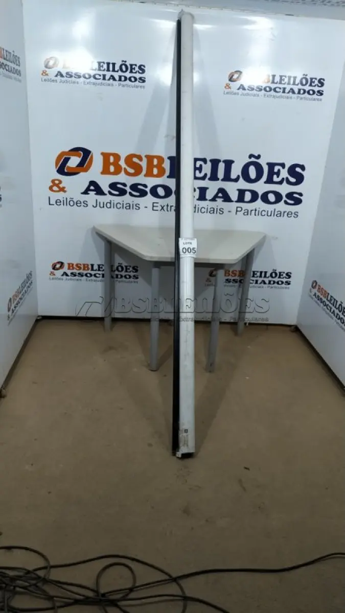 LOTE 005 - 01 TELA DE PROJEÇÃO RETRÁTIL. (NO ESTADO) ATENÇÃO! FAZER A VISITAÇÃO ANTES DE ARREMATAR, NÃO SABEMOS SE FUNCIONA, LEILÃO NÃO TEM GARANTIA E NEM DEVOLUÇÃO, SUJEITO A POSSÍVEIS AVARIAS VISÍVEIS/OCULTAS E/OU AUSÊNCIA DE COMPONENTES.