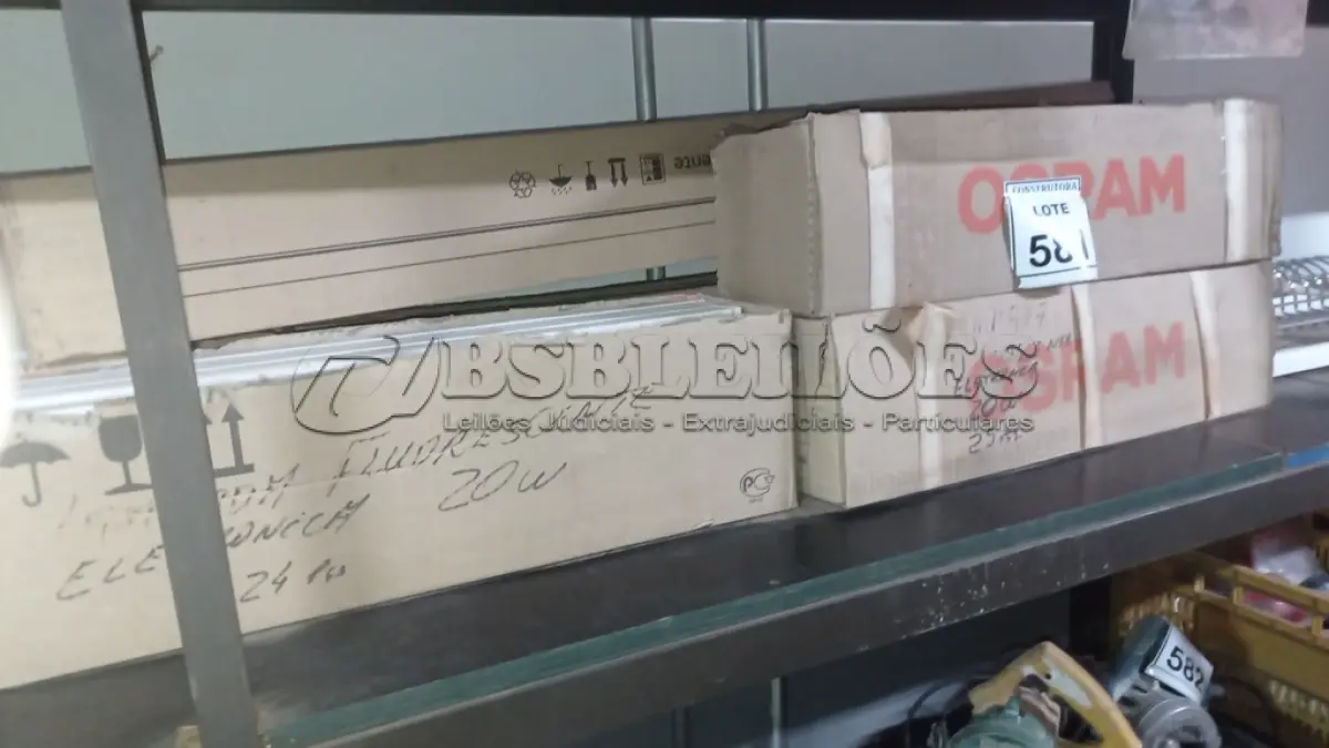 LOTE 581 - 01 LOTE COM LÂMPADAS FLUORESCENTES. (NO ESTADO) ATENÇÃO! FAZER A VISITAÇÃO ANTES DE ARREMATAR, NÃO SABEMOS SE FUNCIONA, LEILÃO NÃO TEM GARANTIA E NEM DEVOLUÇÃO, SUJEITO A POSSÍVEIS AVARIAS VISÍVEIS/OCULTAS E/OU AUSÊNCIA DE COMPONENTES.
