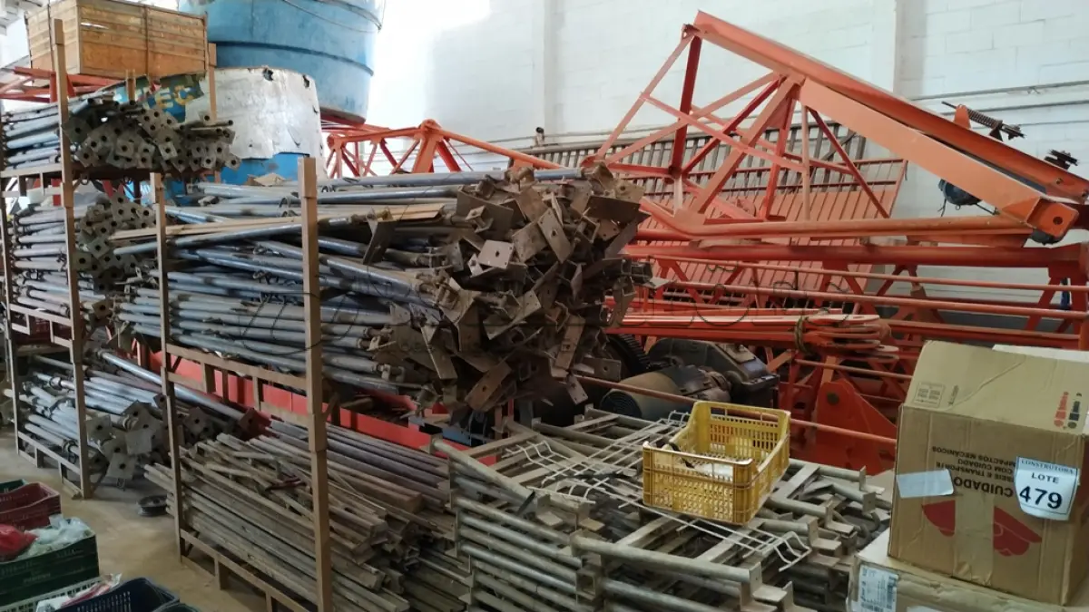 LOTE 629 - 01 GRUA K 45  80 METROS DE ALTURA, LANÇA 38 METROS, CAPACIDADE 1.000 kg NA PONTA.. (NO ESTADO) ATENÇÃO! FAZER A VISITAÇÃO ANTES DE ARREMATAR, NÃO SABEMOS SE FUNCIONA, LEILÃO NÃO TEM GARANTIA E NEM DEVOLUÇÃO, SUJEITO A POSSÍVEIS AVARIAS VISÍVEIS/OCULTAS E/OU AUSÊNCIA DE COMPONENTES.