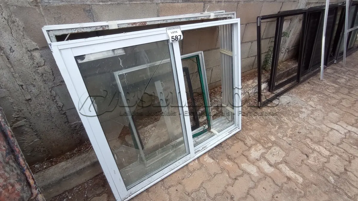 LOTE 587 - 01 LOTE COM JANELAS DIVERSAS. (NO ESTADO) ATENÇÃO! FAZER A VISITAÇÃO ANTES DE ARREMATAR, NÃO SABEMOS SE FUNCIONA, LEILÃO NÃO TEM GARANTIA E NEM DEVOLUÇÃO, SUJEITO A POSSÍVEIS AVARIAS VISÍVEIS/OCULTAS E/OU AUSÊNCIA DE COMPONENTES.