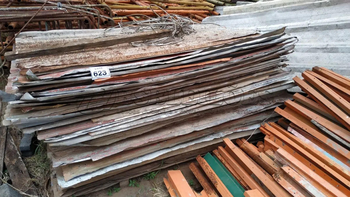 LOTE 623 - 01 LOTE COM TELHAS DE ZINCO QUE ERAM USADAS COMO TAPUME. (NO ESTADO) ATENÇÃO! FAZER A VISITAÇÃO ANTES DE ARREMATAR, NÃO SABEMOS SE FUNCIONA, LEILÃO NÃO TEM GARANTIA E NEM DEVOLUÇÃO, SUJEITO A POSSÍVEIS AVARIAS VISÍVEIS/OCULTAS E/OU AUSÊNCIA DE COMPONENTES.