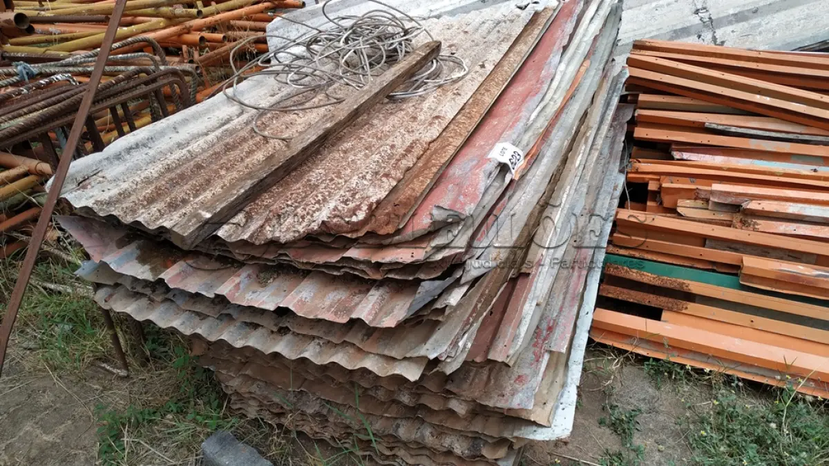 LOTE 623 - 01 LOTE COM TELHAS DE ZINCO QUE ERAM USADAS COMO TAPUME. (NO ESTADO) ATENÇÃO! FAZER A VISITAÇÃO ANTES DE ARREMATAR, NÃO SABEMOS SE FUNCIONA, LEILÃO NÃO TEM GARANTIA E NEM DEVOLUÇÃO, SUJEITO A POSSÍVEIS AVARIAS VISÍVEIS/OCULTAS E/OU AUSÊNCIA DE COMPONENTES.