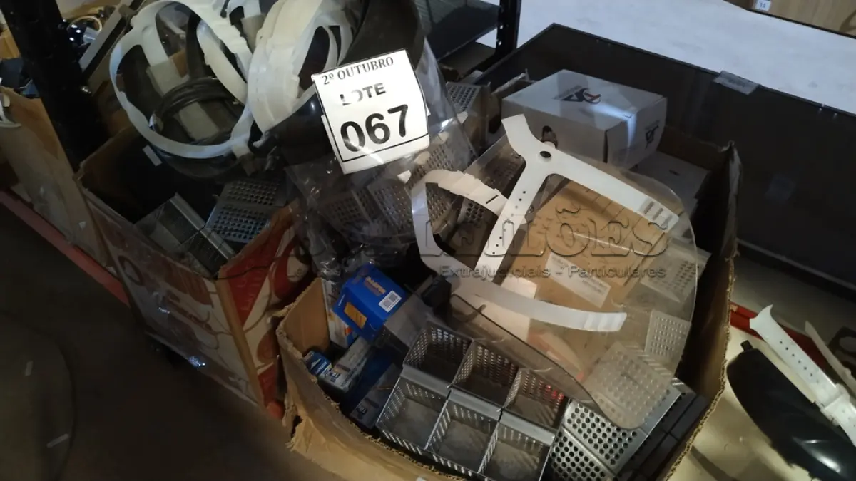 LOTE 067 - 01 LOTE COM GRANDE QUANTIDADE DE MÁSCARAS DESCARTÁVEIS, SUPORTES PARA CANETAS, PROTETORES FACIAIS, GRAMPOS E PERIFÉRICOS DIVERSOS. (NO ESTADO) ATENÇÃO! FAZER A VISITAÇÃO ANTES DE ARREMATAR, NÃO SABEMOS SE FUNCIONA, LEILÃO NÃO TEM GARANTIA E NEM DEVOLUÇÃO, SUJEITO A POSSÍVEIS AVARIAS VISÍVEIS/OCULTAS E/OU AUSÊNCIA DE COMPONENTES.
