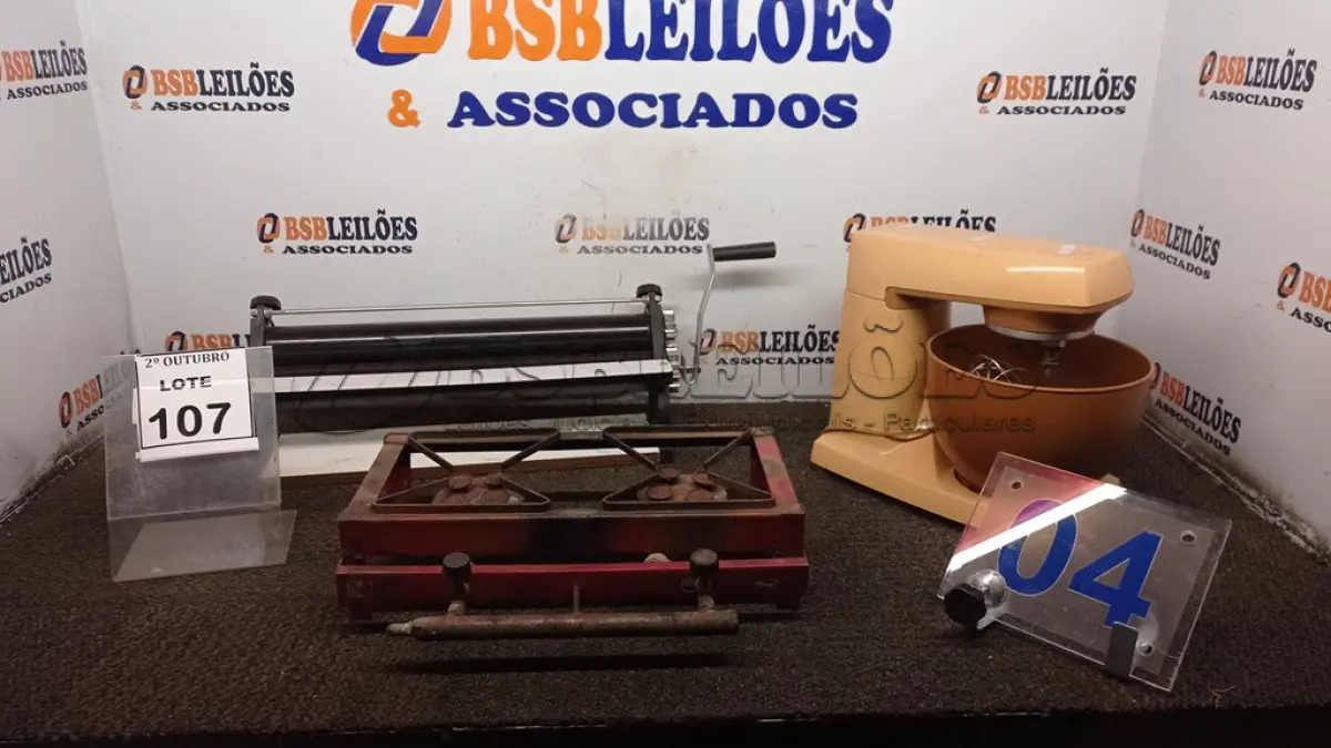 LOTE 107 - 01 BATEDEIRA, 01 CILINDRO DE MASSAS E 01 MINI FOGÃO. (NO ESTADO) ATENÇÃO! FAZER A VISITAÇÃO ANTES DE ARREMATAR, NÃO SABEMOS SE FUNCIONA, LEILÃO NÃO TEM GARANTIA E NEM DEVOLUÇÃO, SUJEITO A POSSÍVEIS AVARIAS VISÍVEIS/OCULTAS E/OU AUSÊNCIA DE COMPONENTES.