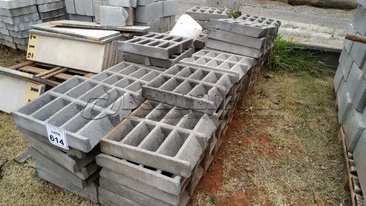 LOTE 614 - 01 LOTE COM GRELHAS/RALOS DE CONCRETO. (NO ESTADO) ATENÇÃO! FAZER A VISITAÇÃO ANTES DE ARREMATAR, NÃO SABEMOS SE FUNCIONA, LEILÃO NÃO TEM GARANTIA E NEM DEVOLUÇÃO, SUJEITO A POSSÍVEIS AVARIAS VISÍVEIS/OCULTAS E/OU AUSÊNCIA DE COMPONENTES.