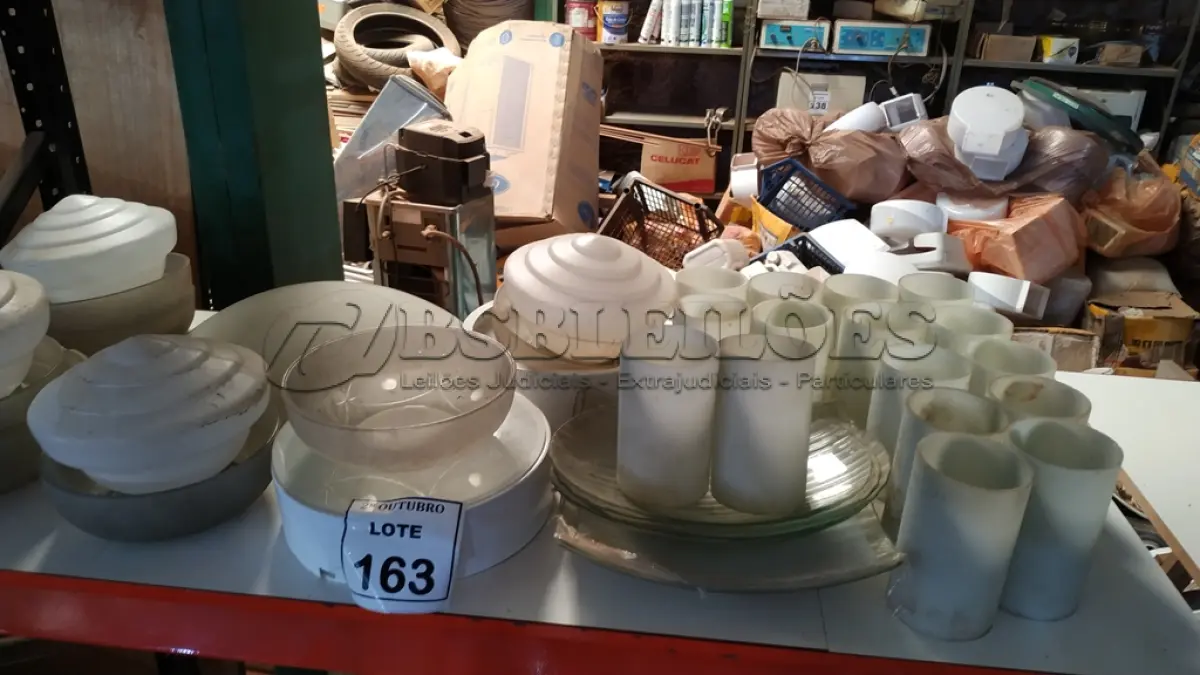 LOTE 163 - 01 LOTE COM VÁRIAS CÚPULAS DE VIDRO FOSCO E ARANDELAS PARA LUMINÁRIAS. (NO ESTADO) ATENÇÃO! FAZER A VISITAÇÃO ANTES DE ARREMATAR, NÃO SABEMOS SE FUNCIONA, LEILÃO NÃO TEM GARANTIA E NEM DEVOLUÇÃO, SUJEITO A POSSÍVEIS AVARIAS VISÍVEIS/OCULTAS E/OU AUSÊNCIA DE COMPONENTES.