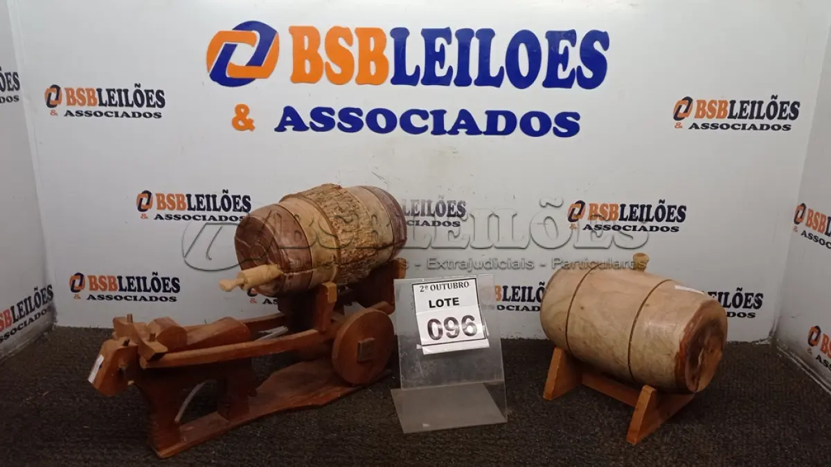 LOTE 096 - 01 CARRINHO DE BOI EM MADEIRA E 02 CAROTE DE CACHAÇA. (NO ESTADO) ATENÇÃO! FAZER A VISITAÇÃO ANTES DE ARREMATAR, NÃO SABEMOS SE FUNCIONA, LEILÃO NÃO TEM GARANTIA E NEM DEVOLUÇÃO, SUJEITO A POSSÍVEIS AVARIAS VISÍVEIS/OCULTAS E/OU AUSÊNCIA DE COMPONENTES.