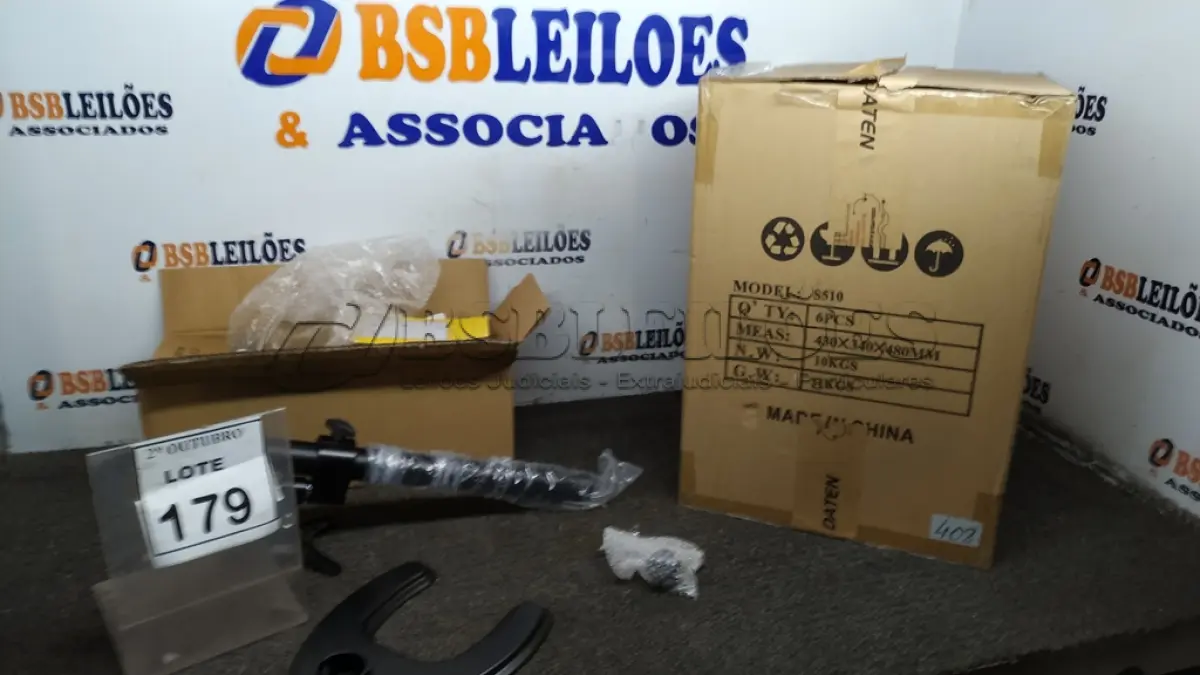 LOTE 179 - 01 CAIXA COM 06 SUPORTES PARA MONITORES MARCA DATEN. (NO ESTADO) ATENÇÃO! FAZER A VISITAÇÃO ANTES DE ARREMATAR, NÃO SABEMOS SE FUNCIONA, LEILÃO NÃO TEM GARANTIA E NEM DEVOLUÇÃO, SUJEITO A POSSÍVEIS AVARIAS VISÍVEIS/OCULTAS E/OU AUSÊNCIA DE COMPONENTES.
