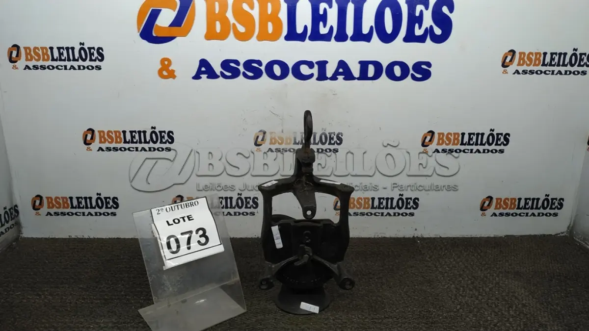 LOTE 073 - 01 MOEDOR DE GRÃOS MANUAL. (NO ESTADO) ATENÇÃO! FAZER A VISITAÇÃO ANTES DE ARREMATAR, NÃO SABEMOS SE FUNCIONA, LEILÃO NÃO TEM GARANTIA E NEM DEVOLUÇÃO, SUJEITO A POSSÍVEIS AVARIAS VISÍVEIS/OCULTAS E/OU AUSÊNCIA DE COMPONENTES.