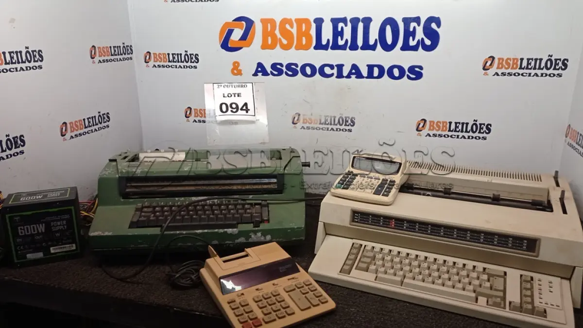 LOTE 094 - 01 MÁQUINA DE ESCREVER ELETRÔNICA, 01 MÁQUINA DE ESCREVER, 02 CALCULADORAS E 01 FONTE DE PC. (NO ESTADO) ATENÇÃO! FAZER A VISITAÇÃO ANTES DE ARREMATAR, NÃO SABEMOS SE FUNCIONA, LEILÃO NÃO TEM GARANTIA E NEM DEVOLUÇÃO, SUJEITO A POSSÍVEIS AVARIAS VISÍVEIS/OCULTAS E/OU AUSÊNCIA DE COMPONENTES.
