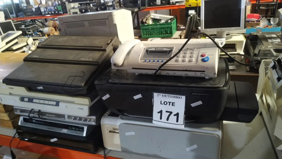 LOTE 171 - 02 APARELHOS DE DVD, 01 APARELHO BLU-RAY MARCA SONY, 01 MÁQUINA DE ESCREVER ELÉTRICA MODELO PRÁXIS 201-11 MARCA OLIVETTI, 01 RECEPTOR DE SINAL DE SATÉLITE, VÁRIAS BOBINAS DE IMPRESSORA DE ETIQUETA E 04 IMPRESSORAS DE MARCAS MODELOS DIVERSOS. (NO ESTADO) ATENÇÃO! FAZER A VISITAÇÃO ANTES DE ARREMATAR, NÃO SABEMOS SE FUNCIONA, LEILÃO NÃO TEM GARANTIA E NEM DEVOLUÇÃO, SUJEITO A POSSÍVEIS AVARIAS VISÍVEIS/OCULTAS E/OU AUSÊNCIA DE COMPONENTES.