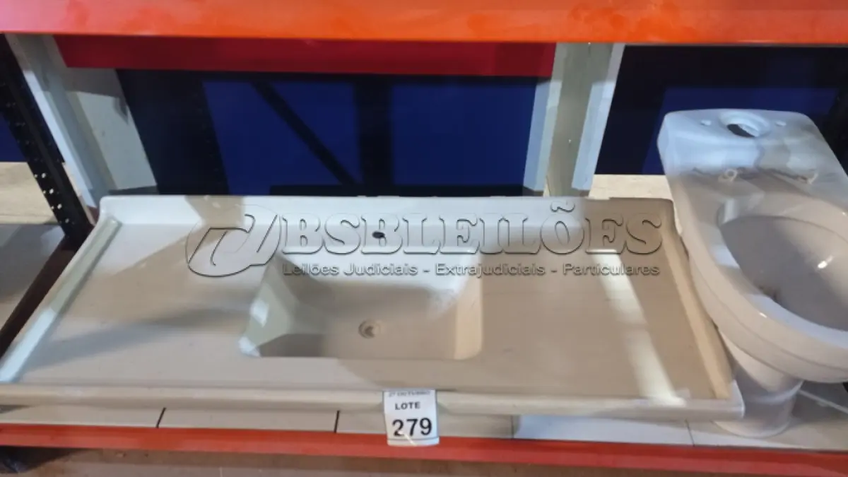 LOTE 279 - 01 PIA DE 1,40X,056 CM E 01 VASO SANITÁRIO. (NO ESTADO) ATENÇÃO! FAZER A VISITAÇÃO ANTES DE ARREMATAR, NÃO SABEMOS SE FUNCIONA, LEILÃO NÃO TEM GARANTIA E NEM DEVOLUÇÃO, SUJEITO A POSSÍVEIS AVARIAS VISÍVEIS/OCULTAS E/OU AUSÊNCIA DE COMPONENTES.