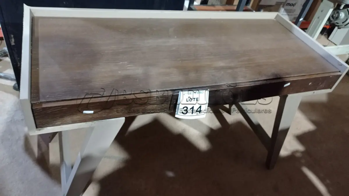 LOTE 314 - 01 APARADOR EM MADEIRA COM 03 GAVETAS. (NO ESTADO) ATENÇÃO! FAZER A VISITAÇÃO ANTES DE ARREMATAR, NÃO SABEMOS SE FUNCIONA, LEILÃO NÃO TEM GARANTIA E NEM DEVOLUÇÃO, SUJEITO A POSSÍVEIS AVARIAS VISÍVEIS/OCULTAS E/OU AUSÊNCIA DE COMPONENTES.