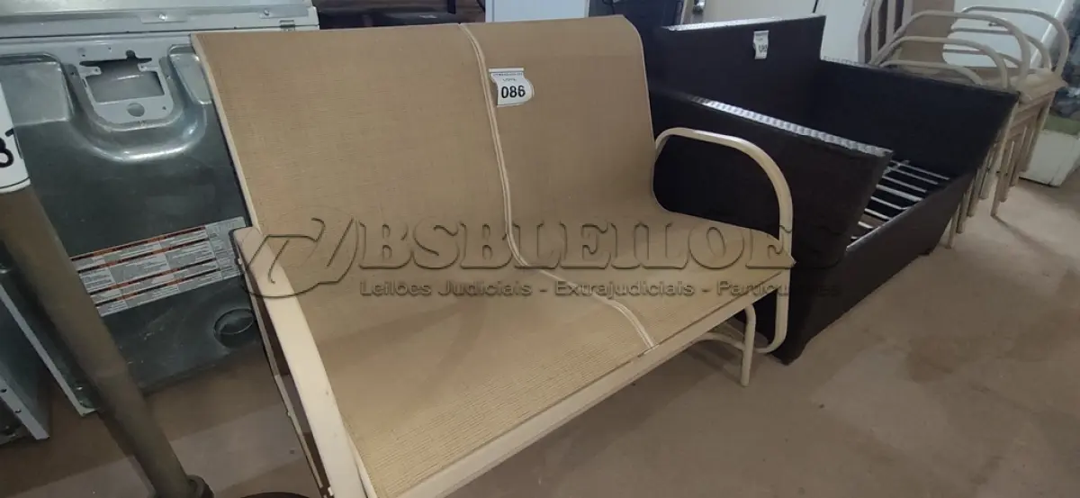 LOTE 086 - 01 SOFÁ DE JARDIM. (NO ESTADO EM QUE SE ENCONTRA. SUJEITO A AVARIAS OCULTAS/VISÍVEIS.) BF8580N