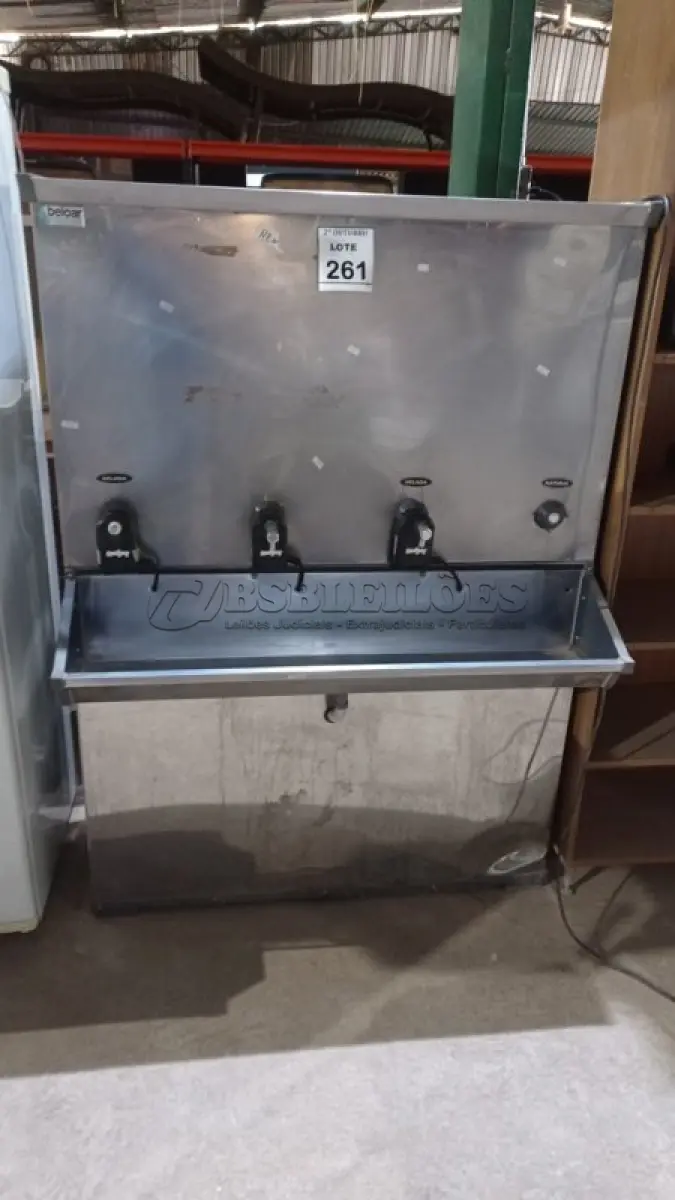 LOTE 261 - 01 BEBEDOURO INDUSTRIAL EM INOX COM 04 TORNEIRAS. (NO ESTADO) ATENÇÃO! FAZER A VISITAÇÃO ANTES DE ARREMATAR, NÃO SABEMOS SE FUNCIONA, LEILÃO NÃO TEM GARANTIA E NEM DEVOLUÇÃO, SUJEITO A POSSÍVEIS AVARIAS VISÍVEIS/OCULTAS E/OU AUSÊNCIA DE COMPONENTES.
