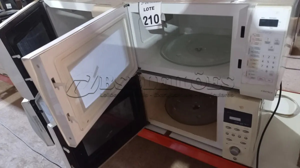 LOTE 210 - 04 MICRO-ONDAS DE MARCAS E MODELOS DIVERSOS. (NO ESTADO) ATENÇÃO! FAZER A VISITAÇÃO ANTES DE ARREMATAR, NÃO SABEMOS SE FUNCIONA, LEILÃO NÃO TEM GARANTIA E NEM DEVOLUÇÃO, SUJEITO A POSSÍVEIS AVARIAS VISÍVEIS/OCULTAS E/OU AUSÊNCIA DE COMPONENTES.