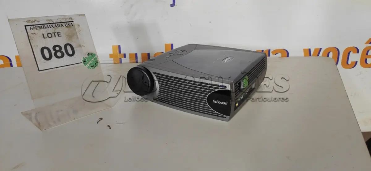 LOTE 080 - 01 PROJETOR INFOCUS LP350COM BOLSA BIVOLTS. (NO ESTADO EM QUE SE ENCONTRA. SUJEITO A AVARIAS OCULTAS/VISÍVEIS.) CS1001224