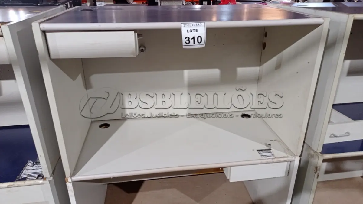 LOTE 310 - 02 MESAS DE ESCRITÓRIO EM MADEIRA. (NO ESTADO) ATENÇÃO! FAZER A VISITAÇÃO ANTES DE ARREMATAR, NÃO SABEMOS SE FUNCIONA, LEILÃO NÃO TEM GARANTIA E NEM DEVOLUÇÃO, SUJEITO A POSSÍVEIS AVARIAS VISÍVEIS/OCULTAS E/OU AUSÊNCIA DE COMPONENTES.