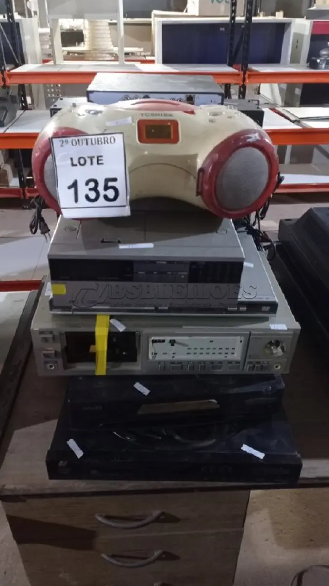 LOTE 135 - 01 LOTE COM VÁRIOS APARELHOS DE DVD, VÍDEO CASSETE E ELETRÔNICOS DIVERSOS PARA RETIRADA DE PEÇAS. (NO ESTADO) ATENÇÃO! FAZER A VISITAÇÃO ANTES DE ARREMATAR, NÃO SABEMOS SE FUNCIONA, LEILÃO NÃO TEM GARANTIA E NEM DEVOLUÇÃO, SUJEITO A POSSÍVEIS AVARIAS VISÍVEIS/OCULTAS E/OU AUSÊNCIA DE COMPONENTES.