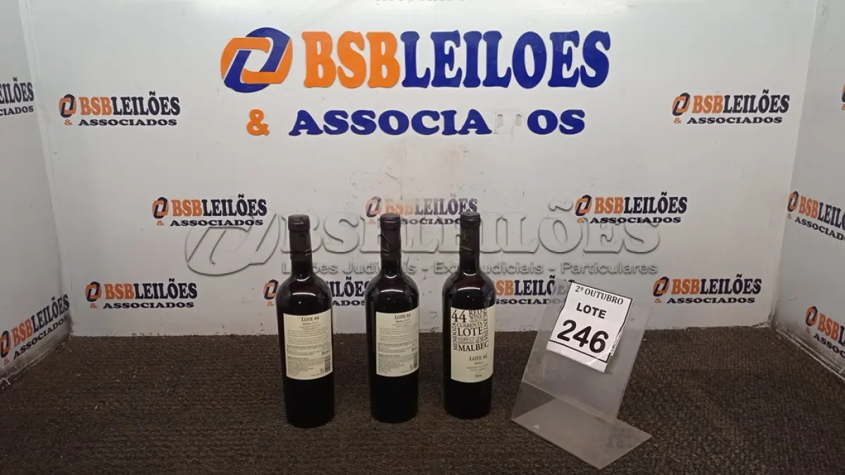 LOTE 246 - 03 GARRAFAS DE VINHO TINTO SECO FINO MALBEC LOTE 44 DE 750ML SAFRA 2020. (NO ESTADO) ATENÇÃO! FAZER A VISITAÇÃO ANTES DE ARREMATAR, NÃO SABEMOS SE FUNCIONA, LEILÃO NÃO TEM GARANTIA E NEM DEVOLUÇÃO, SUJEITO A POSSÍVEIS AVARIAS VISÍVEIS/OCULTAS E/OU AUSÊNCIA DE COMPONENTES.