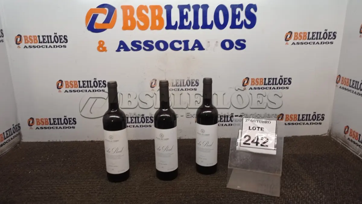 LOTE 242 - 03 GARRAFAS DE VINHO FINO TINTO SECO VALA REAL DE 750ML SAFRA 2019. (NO ESTADO) ATENÇÃO! FAZER A VISITAÇÃO ANTES DE ARREMATAR, NÃO SABEMOS SE FUNCIONA, LEILÃO NÃO TEM GARANTIA E NEM DEVOLUÇÃO, SUJEITO A POSSÍVEIS AVARIAS VISÍVEIS/OCULTAS E/OU AUSÊNCIA DE COMPONENTES.