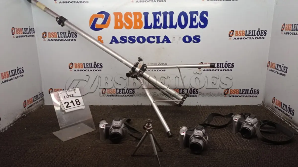 LOTE 218 - 02 TRIPÉS DE CÂMERA COM 03 CÂMERAS MARCA MINOLTA. (NO ESTADO) ATENÇÃO! FAZER A VISITAÇÃO ANTES DE ARREMATAR, NÃO SABEMOS SE FUNCIONA, LEILÃO NÃO TEM GARANTIA E NEM DEVOLUÇÃO, SUJEITO A POSSÍVEIS AVARIAS VISÍVEIS/OCULTAS E/OU AUSÊNCIA DE COMPONENTES.