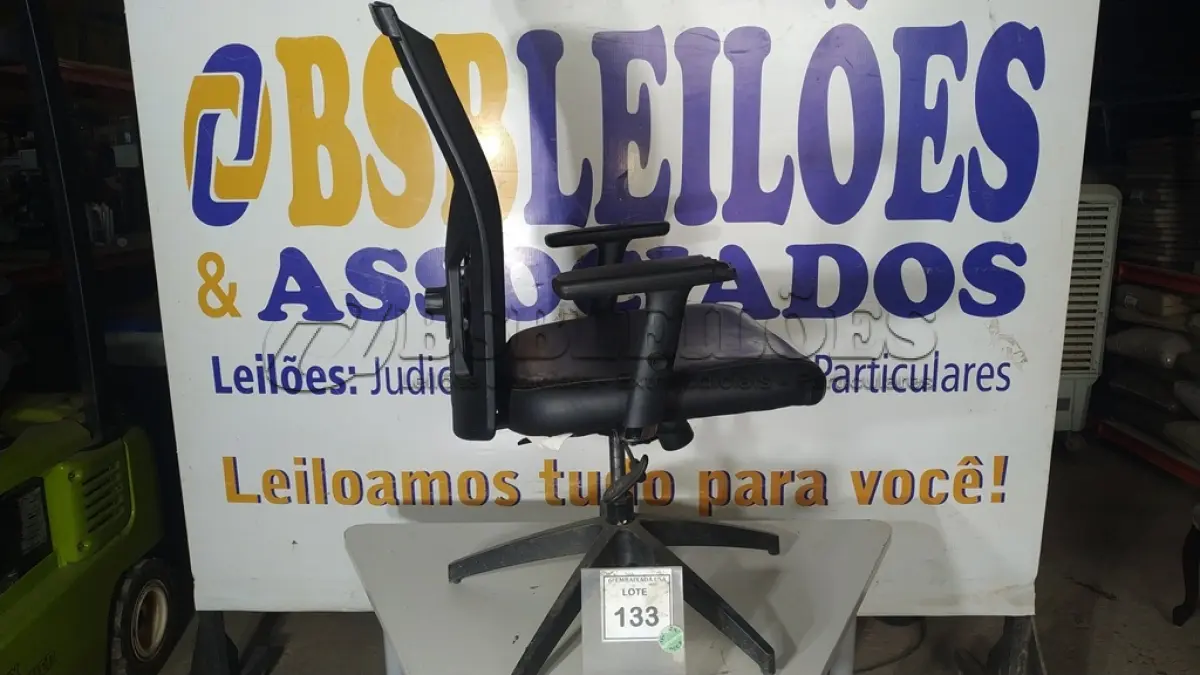 LOTE 133 - 01 CADEIRA DE ESCRITÓRIO. (NO ESTADO EM QUE SE ENCONTRA. SUJEITO A AVARIAS OCULTAS/VISÍVEIS.)