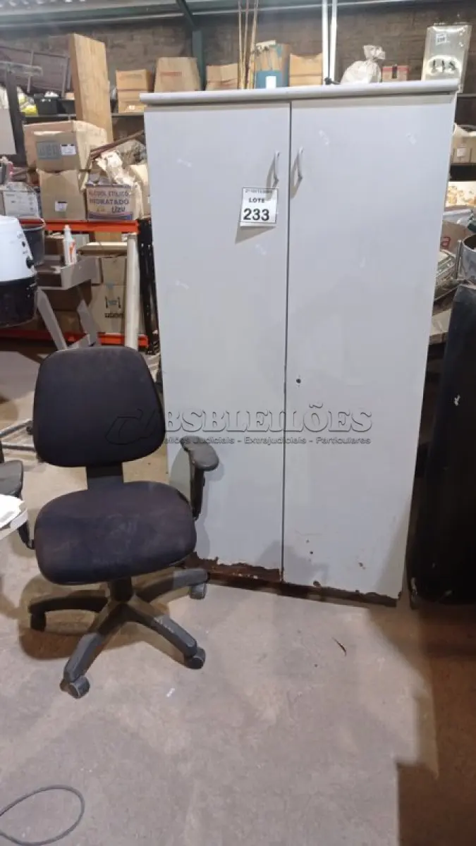 LOTE 233 - 01 ARMÁRIO DE MADEIRA COM PORTAS DE FERRO DE 1,53X0,81X0,48 CM E 01 CADEIRA COM RODINHAS. (NO ESTADO) ATENÇÃO! FAZER A VISITAÇÃO ANTES DE ARREMATAR, NÃO SABEMOS SE FUNCIONA, LEILÃO NÃO TEM GARANTIA E NEM DEVOLUÇÃO, SUJEITO A POSSÍVEIS AVARIAS VISÍVEIS/OCULTAS E/OU AUSÊNCIA DE COMPONENTES.