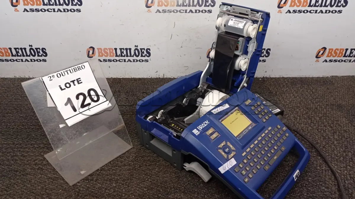 LOTE 120 - 01 IMPRESSORA DE ETIQUETAS MARCA BRADY MODELO BMP71. (NO ESTADO) ATENÇÃO! FAZER A VISITAÇÃO ANTES DE ARREMATAR, NÃO SABEMOS SE FUNCIONA, LEILÃO NÃO TEM GARANTIA E NEM DEVOLUÇÃO, SUJEITO A POSSÍVEIS AVARIAS VISÍVEIS/OCULTAS E/OU AUSÊNCIA DE COMPONENTES.