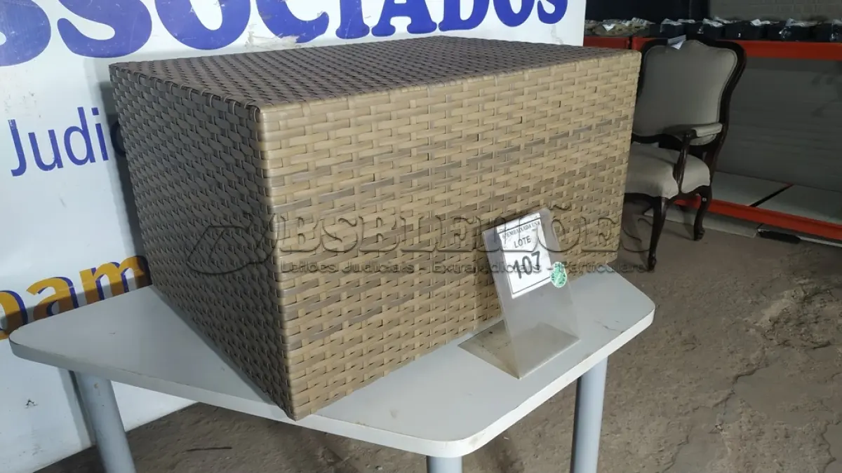 LOTE 107 - 01 MESA DE CENTRO DE JARDIM. (NO ESTADO EM QUE SE ENCONTRA. SUJEITO A AVARIAS OCULTAS/VISÍVEIS.) BH1517M
