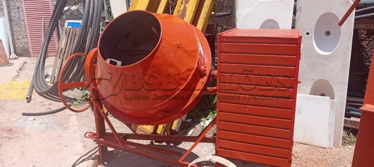 LOTE 334 - 01 BETONEIRA DE 400 LITROS C/MOTOR. (NO ESTADO) ATENÇÃO! FAZER A VISITAÇÃO ANTES DE ARREMATAR, NÃO SABEMOS SE FUNCIONA, LEILÃO NÃO TEM GARANTIA E NEM DEVOLUÇÃO, SUJEITO A POSSÍVEIS AVARIAS VISÍVEIS/OCULTAS E/OU AUSÊNCIA DE COMPONENTES.