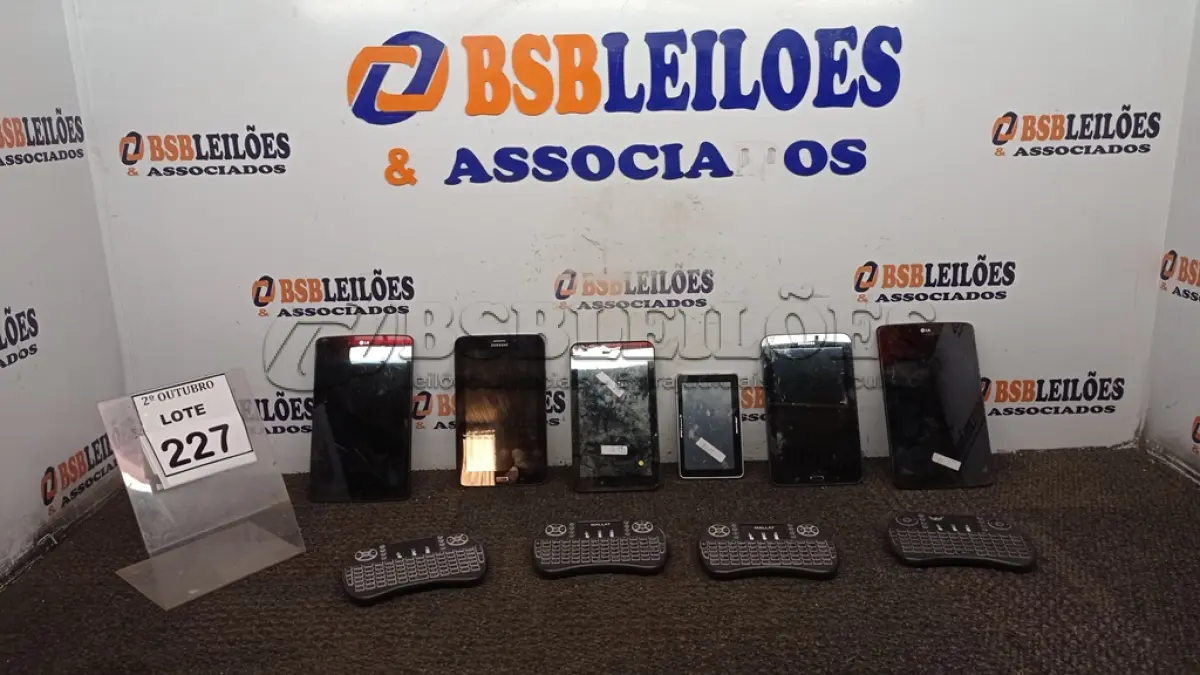 LOTE 227 - 01 GPS MULTILASER, 04 MINIS TECLADO SEM FIO E 05 TABLETS DE MARCAS E MODELOS DIVERSOS. (NO ESTADO) ATENÇÃO! FAZER A VISITAÇÃO ANTES DE ARREMATAR, NÃO SABEMOS SE FUNCIONA, LEILÃO NÃO TEM GARANTIA E NEM DEVOLUÇÃO, SUJEITO A POSSÍVEIS AVARIAS VISÍVEIS/OCULTAS E/OU AUSÊNCIA DE COMPONENTES.