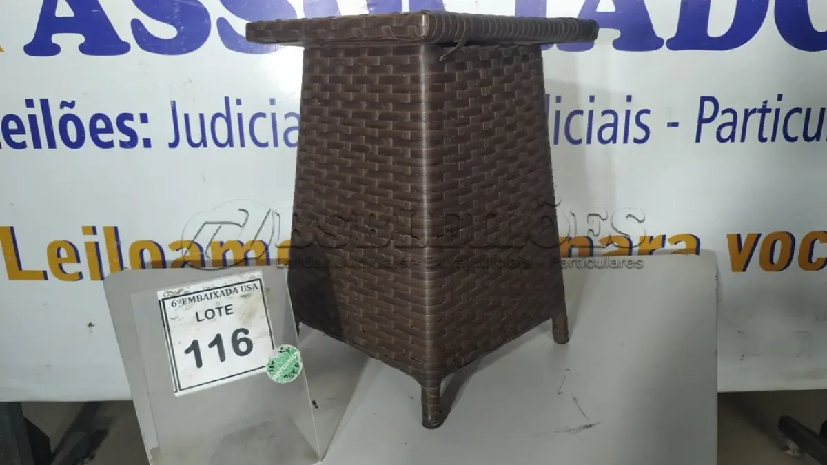 LOTE 116 - 01 MESA DE CANTO. (NO ESTADO EM QUE SE ENCONTRA. SUJEITO A AVARIAS OCULTAS/VISÍVEIS.) BH1654D