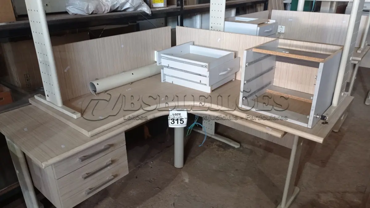 LOTE 315 - 02 MESAS EM L DE MADEIRA COM 03 GAVETAS. (NO ESTADO) ATENÇÃO! FAZER A VISITAÇÃO ANTES DE ARREMATAR, NÃO SABEMOS SE FUNCIONA, LEILÃO NÃO TEM GARANTIA E NEM DEVOLUÇÃO, SUJEITO A POSSÍVEIS AVARIAS VISÍVEIS/OCULTAS E/OU AUSÊNCIA DE COMPONENTES.