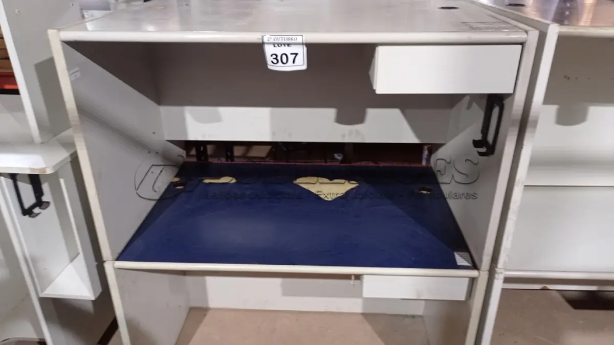 LOTE 307 - 02 MESAS DE ESCRITÓRIO EM MADEIRA. (NO ESTADO) ATENÇÃO! FAZER A VISITAÇÃO ANTES DE ARREMATAR, NÃO SABEMOS SE FUNCIONA, LEILÃO NÃO TEM GARANTIA E NEM DEVOLUÇÃO, SUJEITO A POSSÍVEIS AVARIAS VISÍVEIS/OCULTAS E/OU AUSÊNCIA DE COMPONENTES.