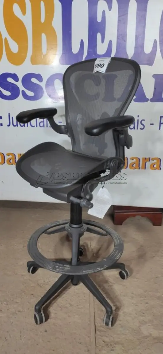 LOTE 090 - 01 CADEIRA DE ESCRITÓRIO ALTA  HERMAM MILLER. (NO ESTADO EM QUE SE ENCONTRA. SUJEITO A AVARIAS OCULTAS/VISÍVEIS.)