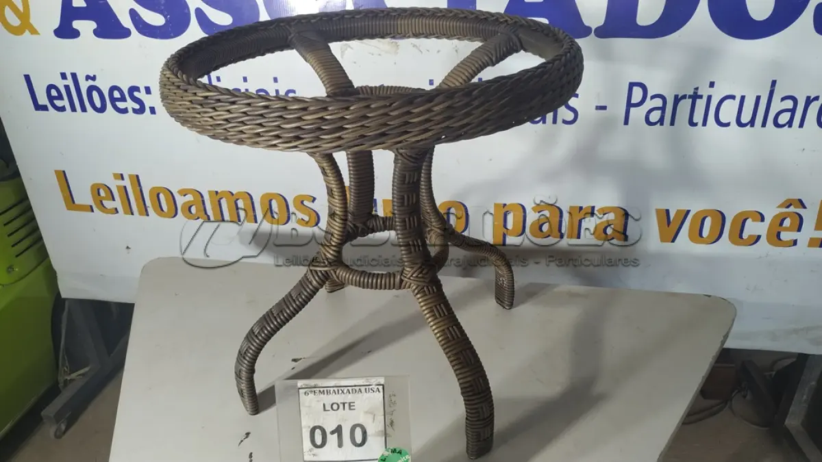 LOTE 010 - 01 MESA DE CANTO DE JARDIM. (NO ESTADO EM QUE SE ENCONTRA. SUJEITO A AVARIAS OCULTAS/VISÍVEIS.) BF8661K