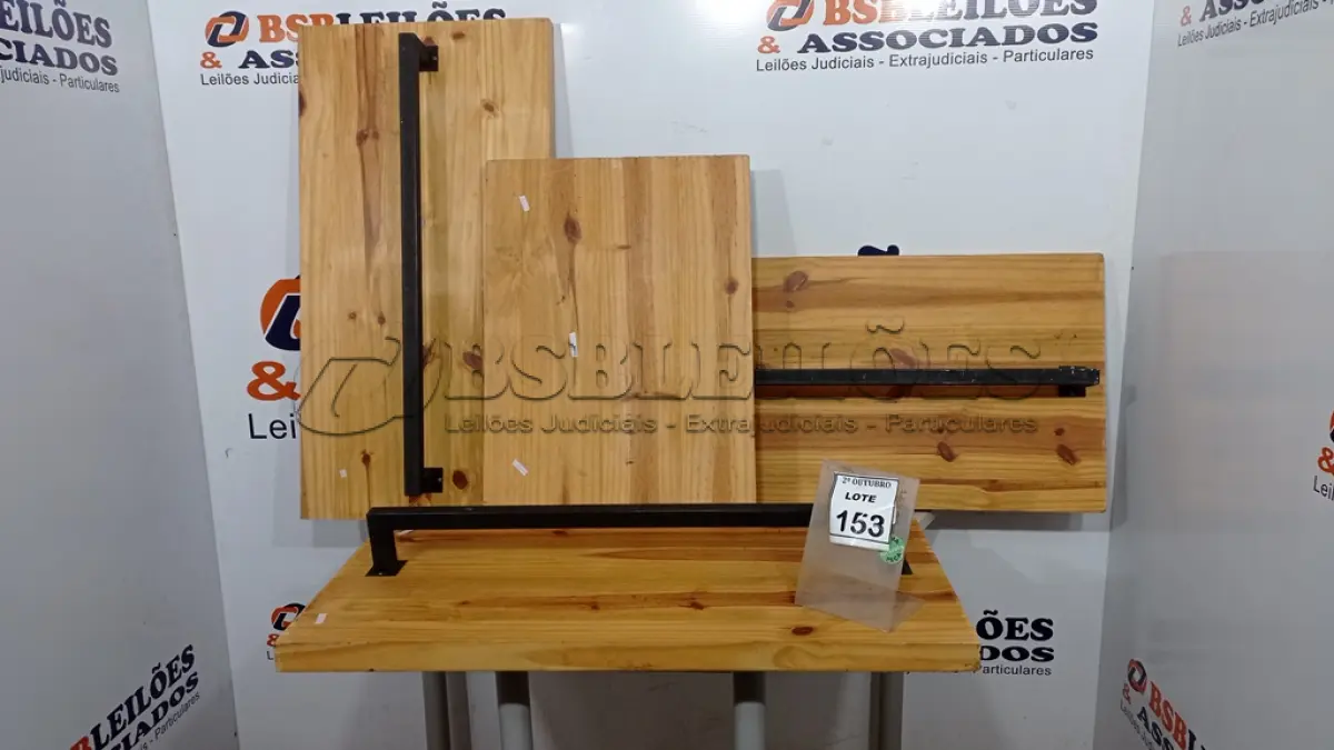 LOTE 153 - 03 TÁBUAS DE MADEIRA COM FERRO FIXO DE 0,97X050 CM E 01 TÁBUA DE MADEIRA DE 0,50X0,67 CM. (NO ESTADO) ATENÇÃO! FAZER A VISITAÇÃO ANTES DE ARREMATAR, NÃO SABEMOS SE FUNCIONA, LEILÃO NÃO TEM GARANTIA E NEM DEVOLUÇÃO, SUJEITO A POSSÍVEIS AVARIAS VISÍVEIS/OCULTAS E/OU AUSÊNCIA DE COMPONENTES.