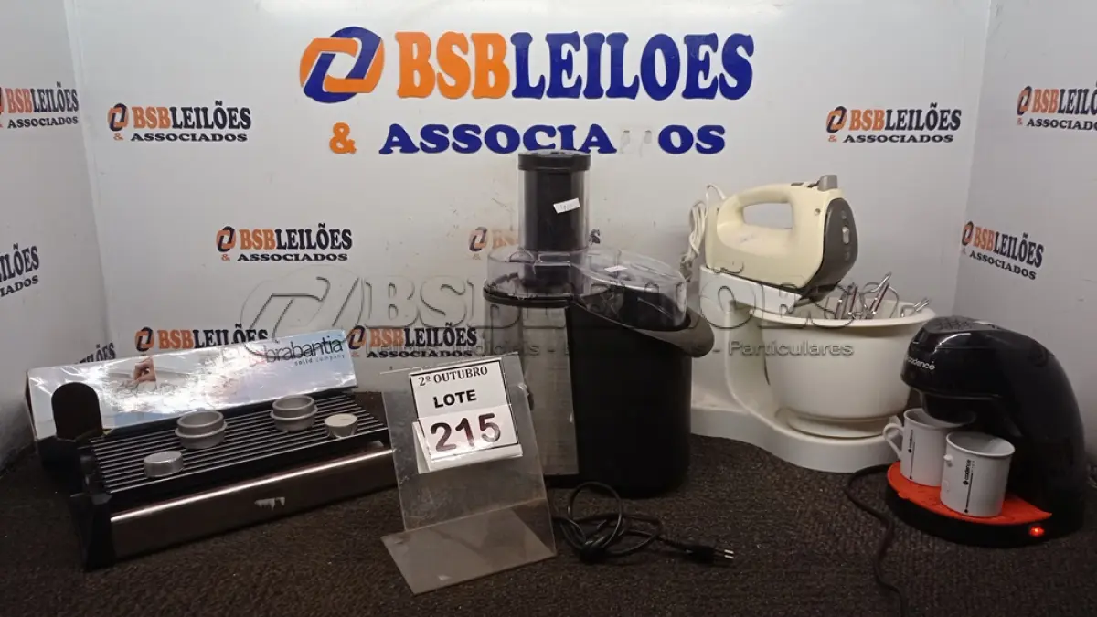 LOTE 215 - 01 CHURRASQUEIRA ELÉTRICA DE MESA MARCA BRABANTINA, 01 BATEDEIRA MARCA PHILIPS WALITA, 01 CENTRIFUGA DE ALIMENTOS MARCA MONDIAL E 01 CAFETEIRA MARCA CADENCE. (NO ESTADO) ATENÇÃO! FAZER A VISITAÇÃO ANTES DE ARREMATAR, NÃO SABEMOS SE FUNCIONA, LEILÃO NÃO TEM GARANTIA E NEM DEVOLUÇÃO, SUJEITO A POSSÍVEIS AVARIAS VISÍVEIS/OCULTAS E/OU AUSÊNCIA DE COMPONENTES.