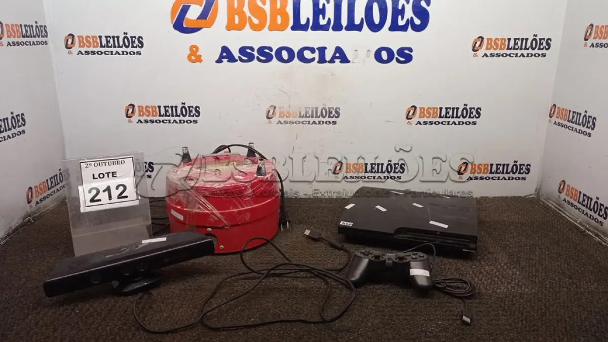 LOTE 212 - 01 PLAY STATIOS 3, 01 JOYSTICK, 01 KINECT DE XBOX E 01 INFLADOR DE BALÕES. (NO ESTADO) ATENÇÃO! FAZER A VISITAÇÃO ANTES DE ARREMATAR, NÃO SABEMOS SE FUNCIONA, LEILÃO NÃO TEM GARANTIA E NEM DEVOLUÇÃO, SUJEITO A POSSÍVEIS AVARIAS VISÍVEIS/OCULTAS E/OU AUSÊNCIA DE COMPONENTES.