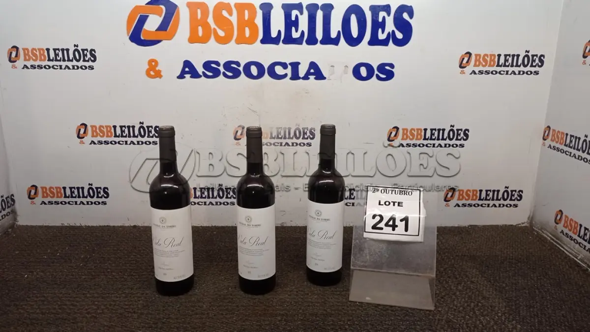 LOTE 241 - 03 GARRAFAS DE VINHO FINO TINTO SECO VALA REAL DE 750ML SAFRA 2019. (NO ESTADO) ATENÇÃO! FAZER A VISITAÇÃO ANTES DE ARREMATAR, NÃO SABEMOS SE FUNCIONA, LEILÃO NÃO TEM GARANTIA E NEM DEVOLUÇÃO, SUJEITO A POSSÍVEIS AVARIAS VISÍVEIS/OCULTAS E/OU AUSÊNCIA DE COMPONENTES.