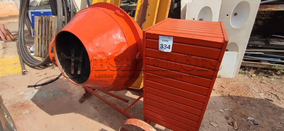 LOTE 334 - 01 BETONEIRA DE 400 LITROS C/MOTOR. (NO ESTADO) ATENÇÃO! FAZER A VISITAÇÃO ANTES DE ARREMATAR, NÃO SABEMOS SE FUNCIONA, LEILÃO NÃO TEM GARANTIA E NEM DEVOLUÇÃO, SUJEITO A POSSÍVEIS AVARIAS VISÍVEIS/OCULTAS E/OU AUSÊNCIA DE COMPONENTES.