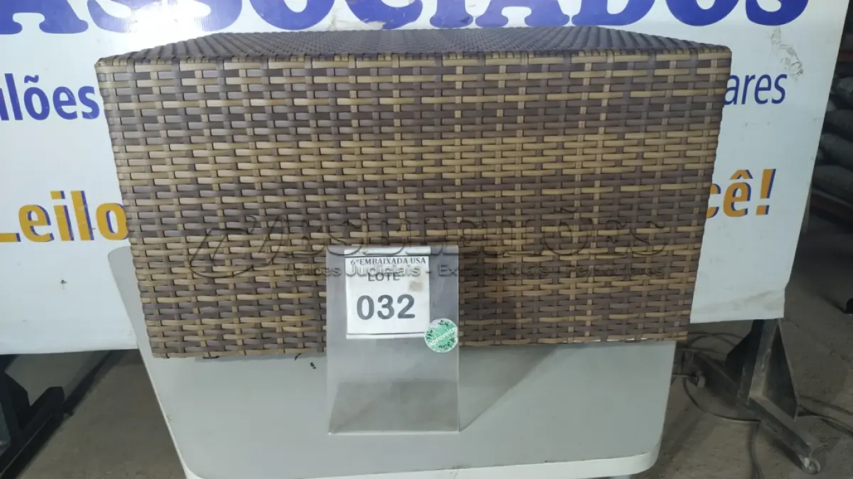 LOTE 032 - 01 MESA DE CENTRO DE JARDIM. (NO ESTADO EM QUE SE ENCONTRA. SUJEITO A AVARIAS OCULTAS/VISÍVEIS.) BF8655U