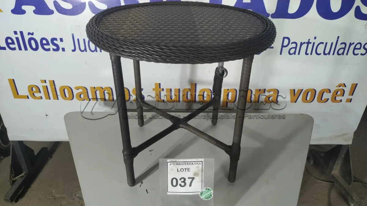 LOTE 037 - 01 MESA DE CANTO. (NO ESTADO EM QUE SE ENCONTRA. SUJEITO A AVARIAS OCULTAS/VISÍVEIS.) AV9396T