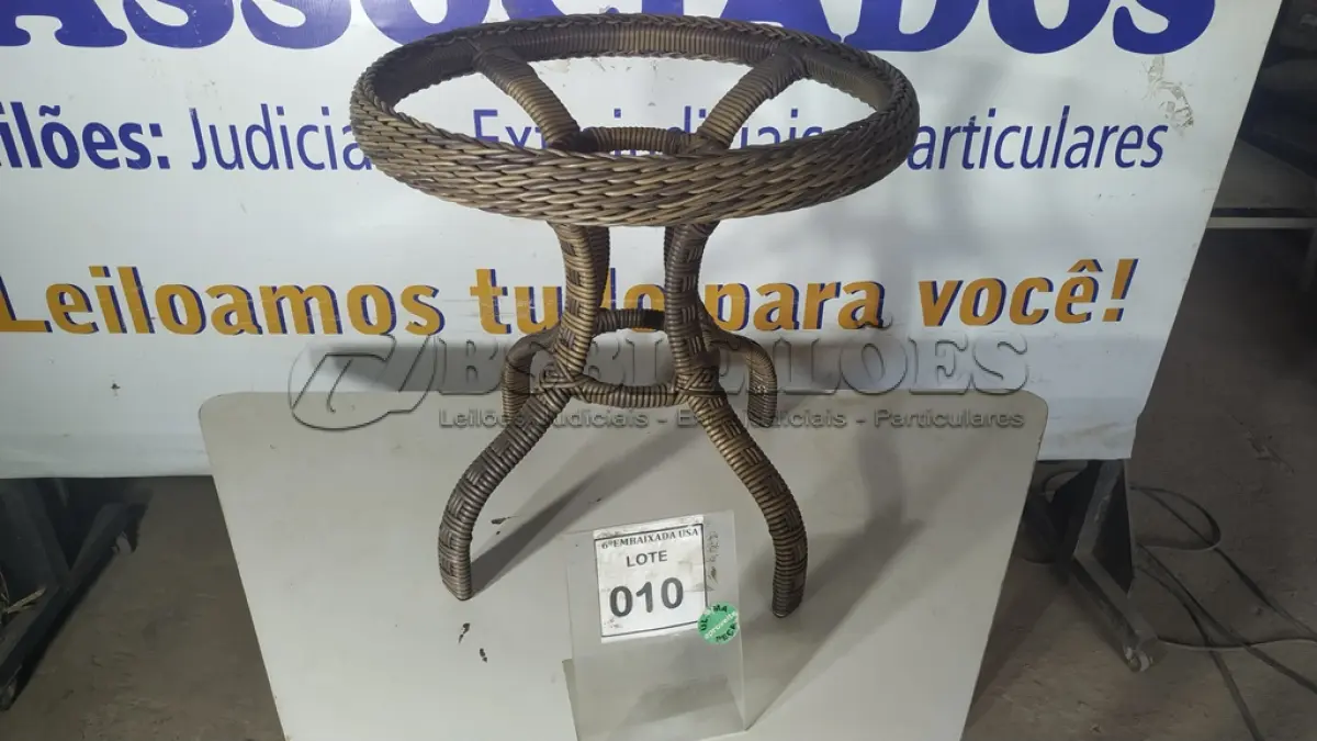LOTE 010 - 01 MESA DE CANTO DE JARDIM. (NO ESTADO EM QUE SE ENCONTRA. SUJEITO A AVARIAS OCULTAS/VISÍVEIS.) BF8661K